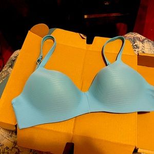 34 D Hanes T-Shirt Bra - only worn once.  Like new.